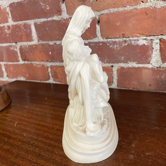 Vintage 7” Alabaster "Pietà" Sculpture by A. Giannetti – Made in Italy - Picture 4 of 6